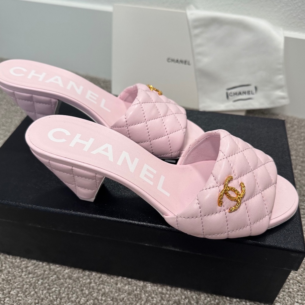Chanel 22P Light Pink Lambskin Quilted CC Logo Cone Heel Mule Slide Sandals. Lik